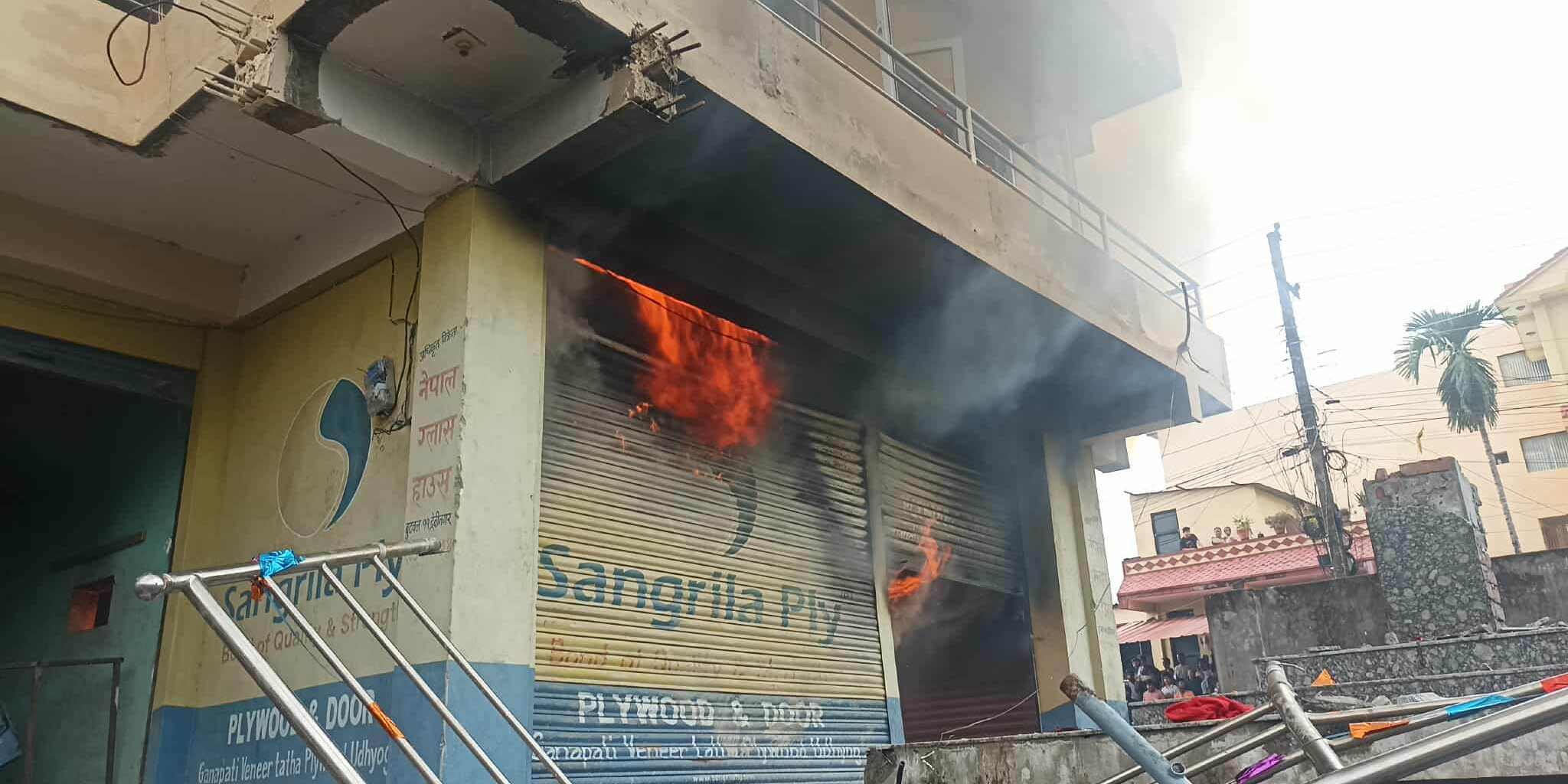 रुपन्देहीमा जताततै तोडफोड र आगजनी