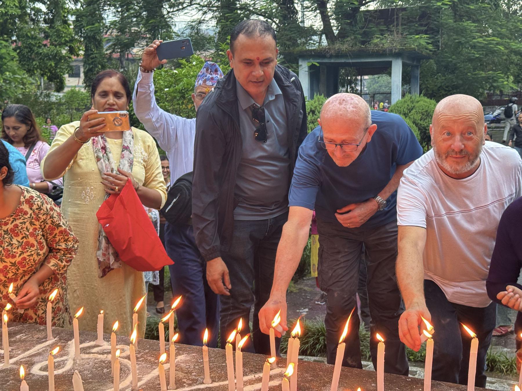 दीप प्रज्वलनमा विदेशी पर्यटक