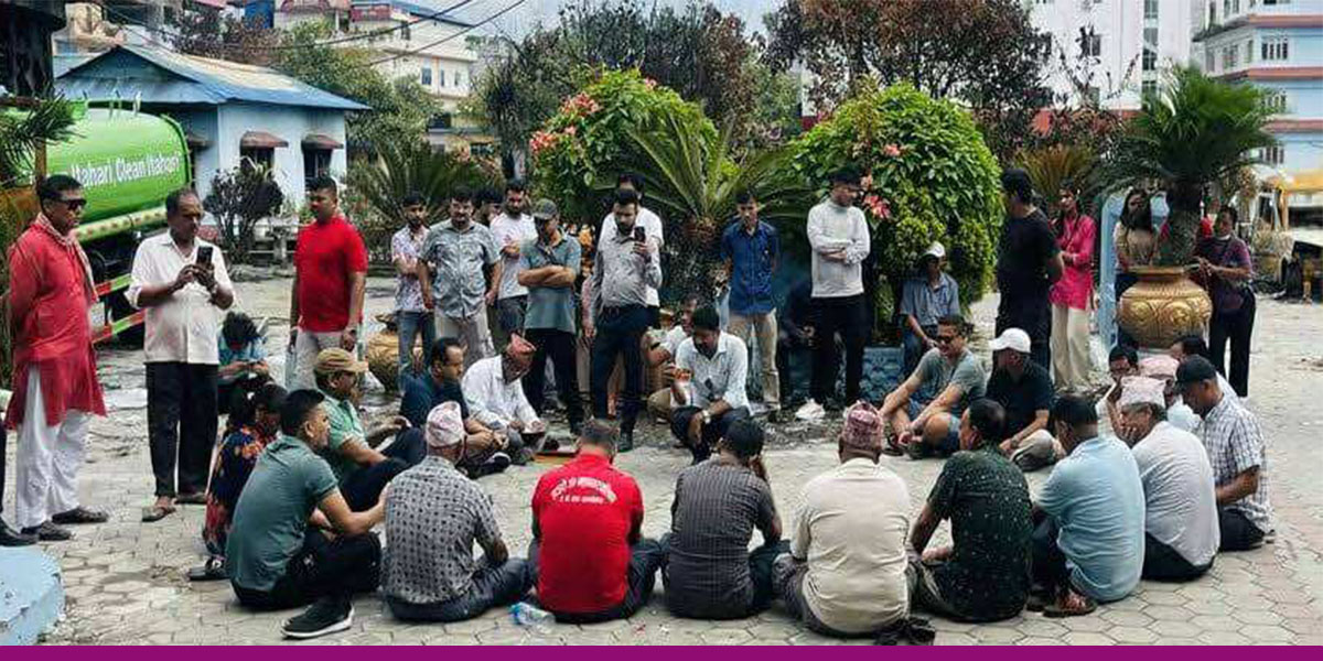 भवन जलेपछि भुइँमै बस्यो इटहरी कार्यपालिका बैठक