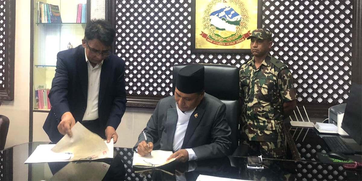 आगजनी भएका संरचनाको दशैँअघि नै रङरोगन गर्छौँ : घिसिङ