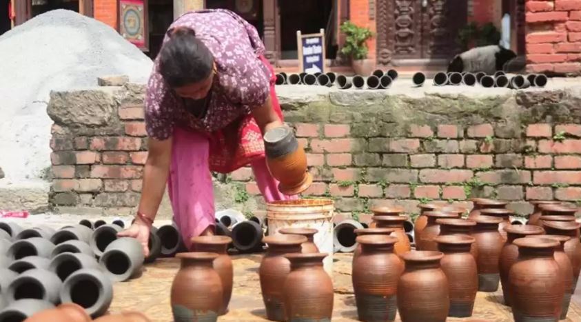 दसैँको सामग्री बनाउन व्यस्त छन् भक्तपुरका कुम्हालेहरू