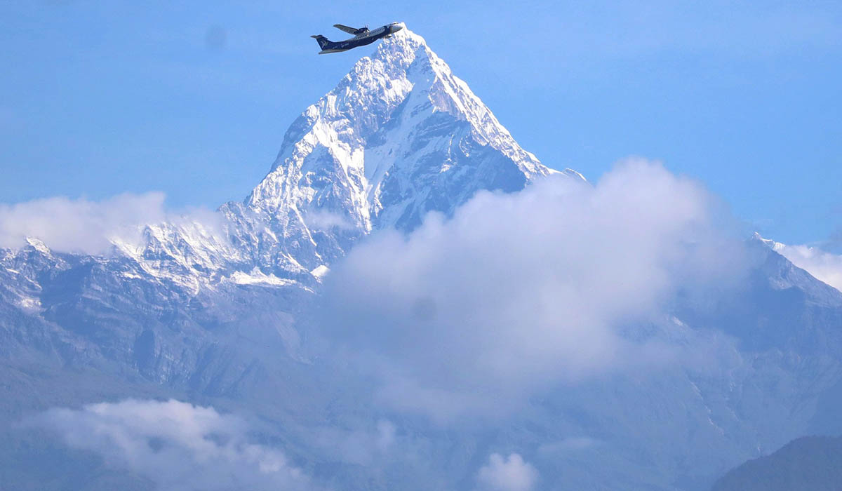 माछापुच्छ्रे हिमाल र जहाज