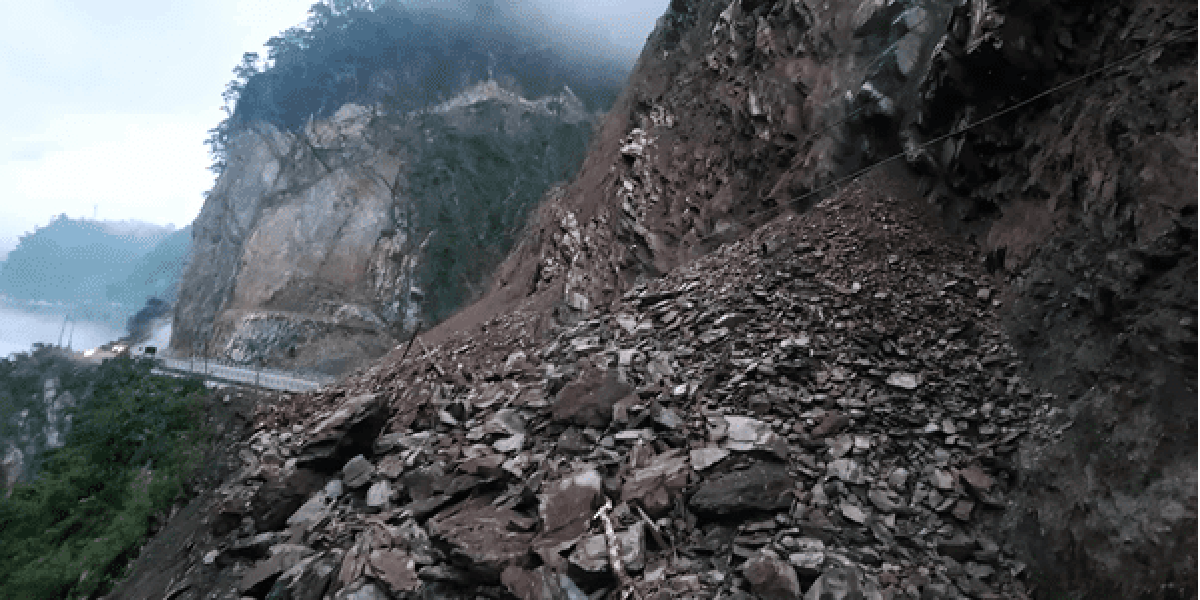तुइन खोलाको पहिरोले नारायणगढ-मुग्लिन सडकखण्ड अवरुद्ध