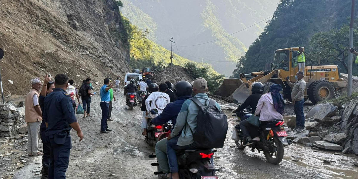 पहिरो हटाएपछि मुग्लिन नारायणगढ सडकखण्ड एकतर्फी सञ्चालनमा