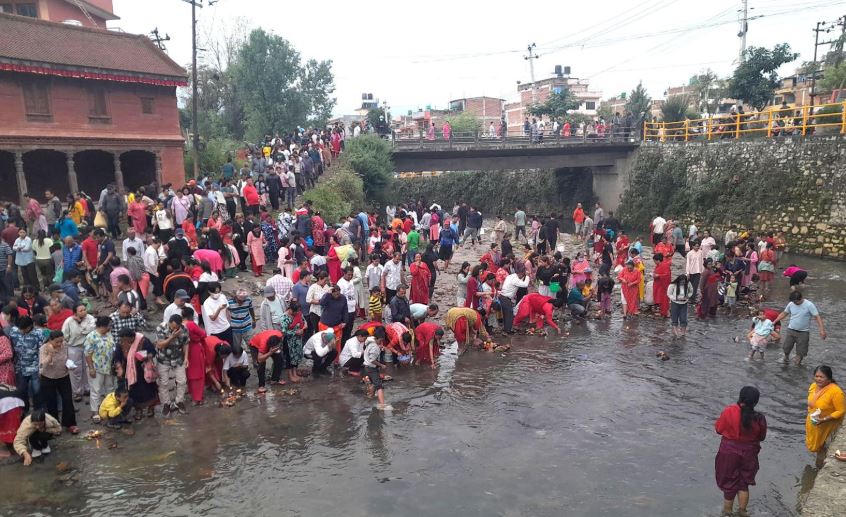 शक्तिपीठमा पूजा गर्न दर्शनार्थीको लाम