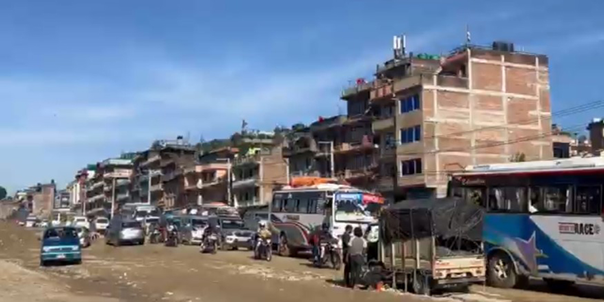 राजमार्गमा सवारीको चाप