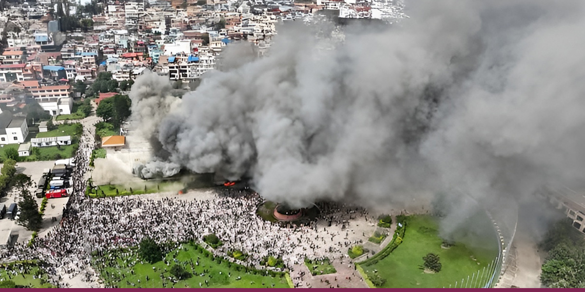 प्रदर्शनकारीले संसद भवनमा लगाए आगो