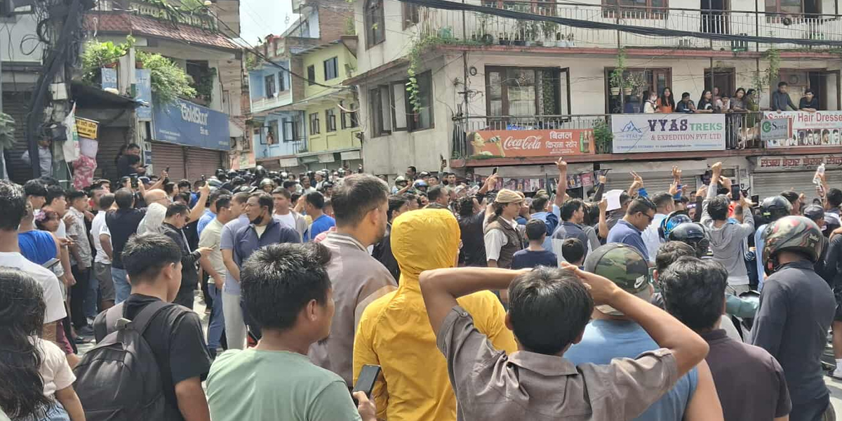 कांग्रेस सभापति देउवाको बूढानीलकण्ठ निवासतर्फ अघि बढेका प्रदर्शनकारीलाई प्रहरीले रोक्यो