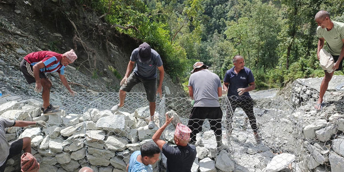पर्वतमा श्रमदानबाट सडक मर्मत