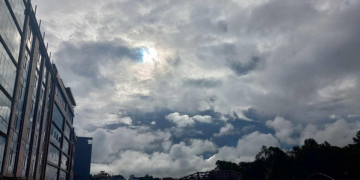 आइतबार बिहान उपत्यकाबाट आकाशमा देखिएका दृश्य [तस्बिर]