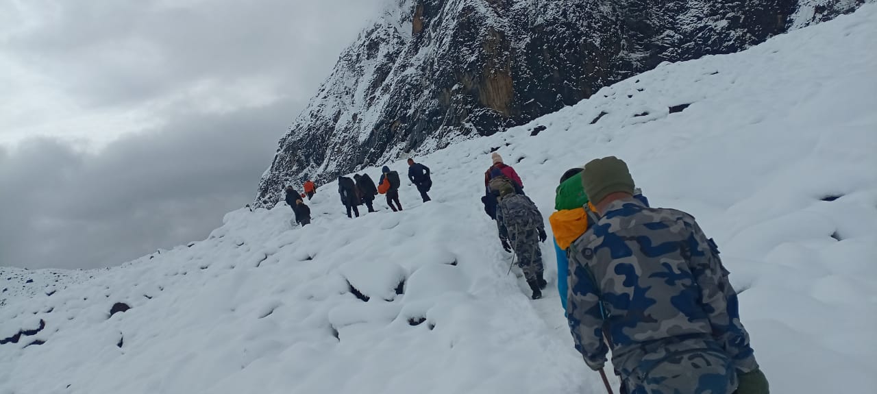 सशस्त्र प्रहरीले अन्नपूर्ण बेशक्याम्पबाट उद्धार गर्यो १६२ पर्यटक