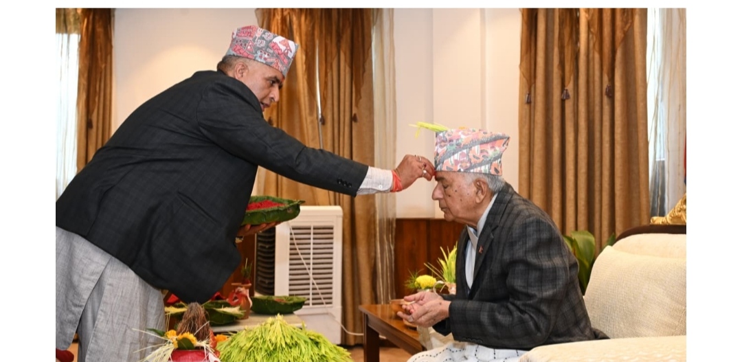 राष्ट्रपतिले लगाए गुरुपुरोहितबाट दसैँको टीका