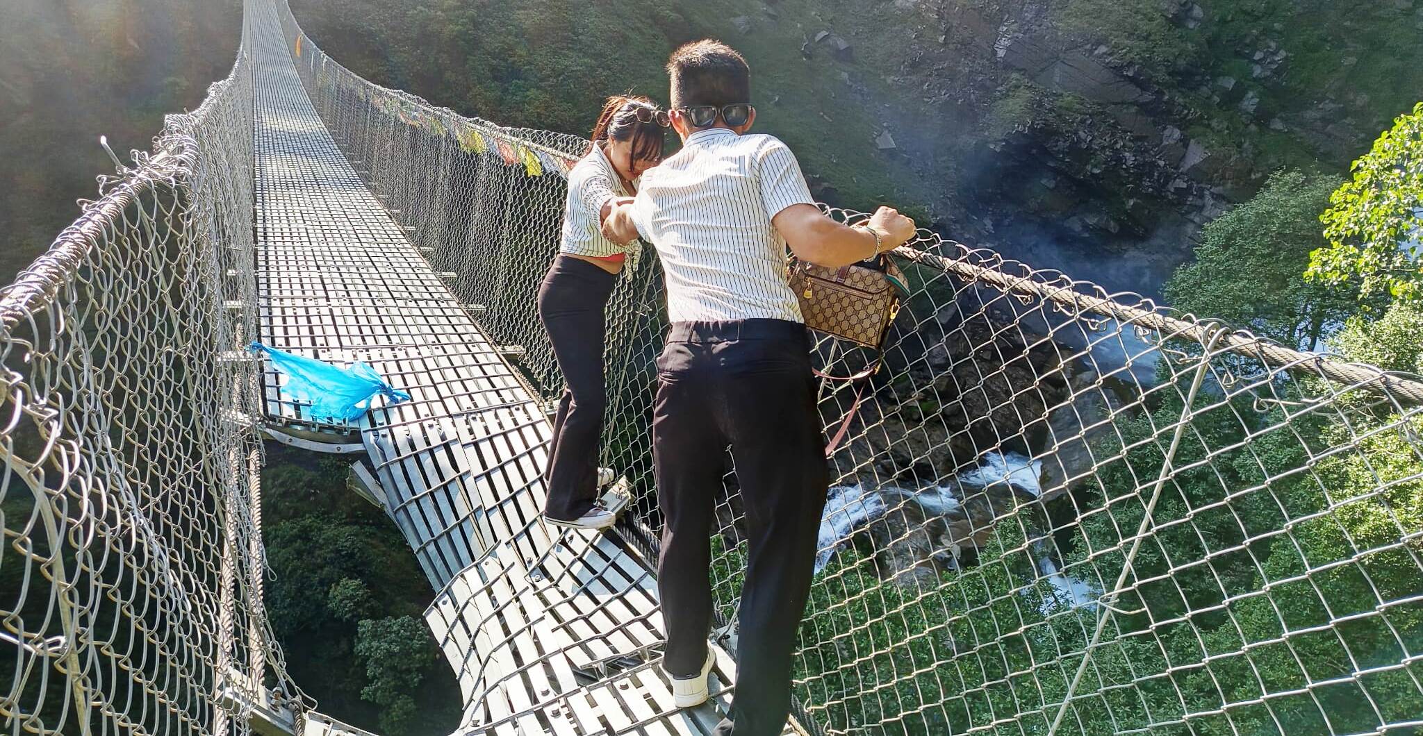 सेप्ली पुलमा जोखिमपूर्ण यात्रा
