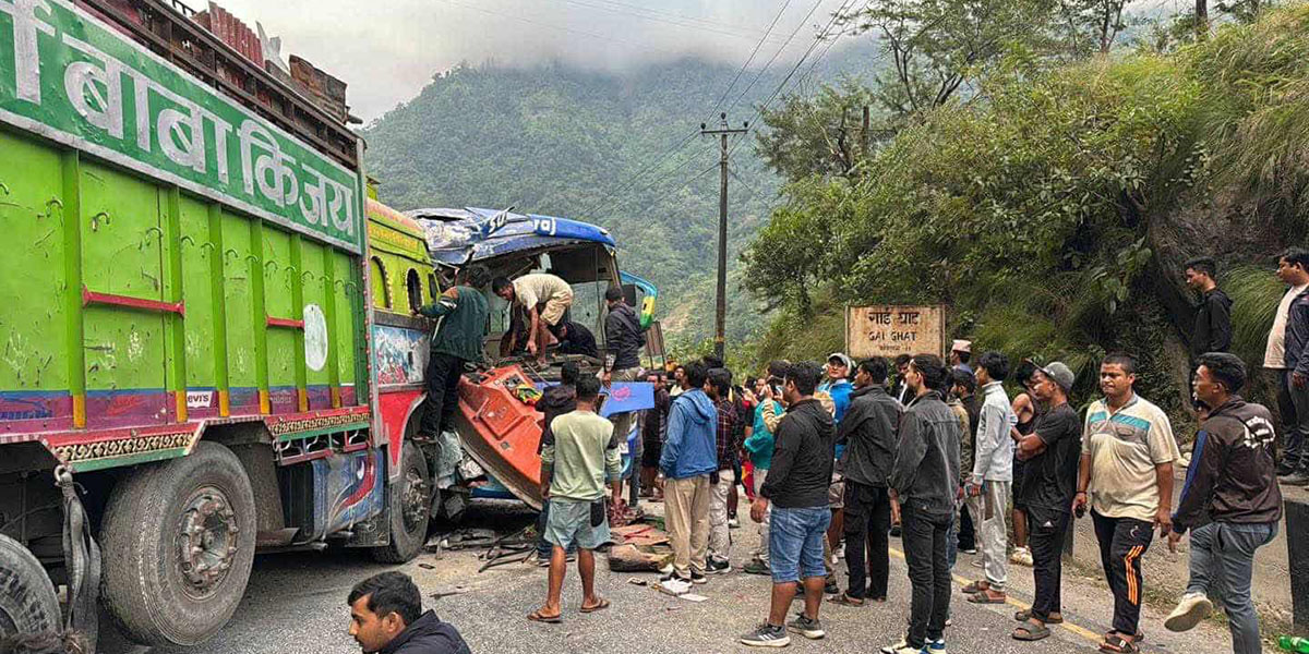 चितवनको गाइघाटमा सवारी दुर्घटना : २१ घाइतेमध्ये १३ यात्रुको उद्धार गरेर अस्पताल भर्ना 