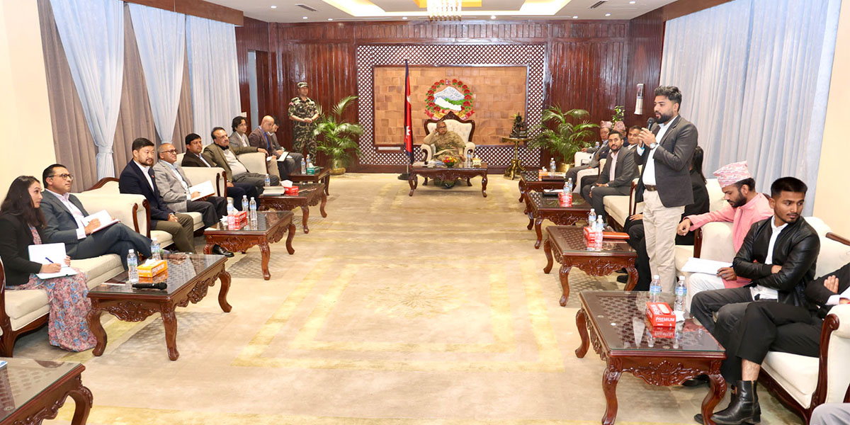 बालुवाटारमा त्रिपक्षीय छलफल, बाहिर नाराबाजी