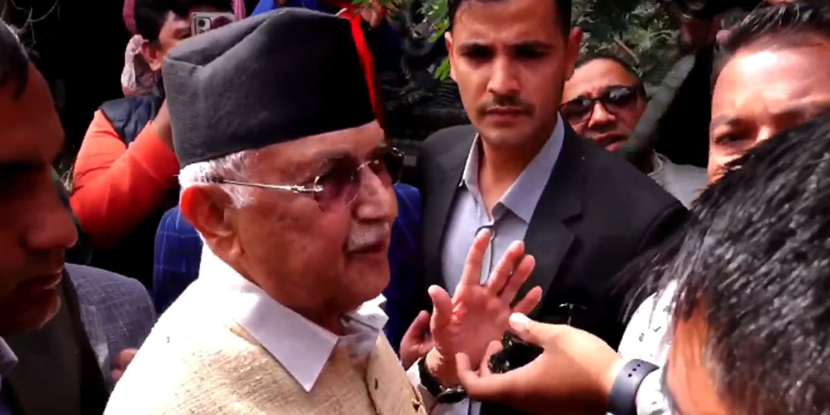 आफ्नो जलेको घर हेरेपछि ओलीको प्रतिक्रिया- काम नलाग्ने चिज मात्रै छोडिएको छ