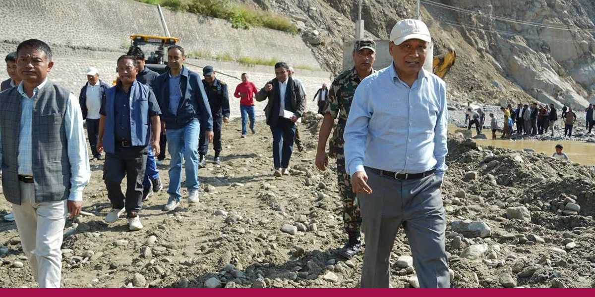 भौतिक पूर्वाधारमन्त्री घिसिङले गरे क्षतिग्रस्त बीपी राजमार्ग अवलोकन, डाइभर्सन निर्माण छिटो सक्न निर्देशन