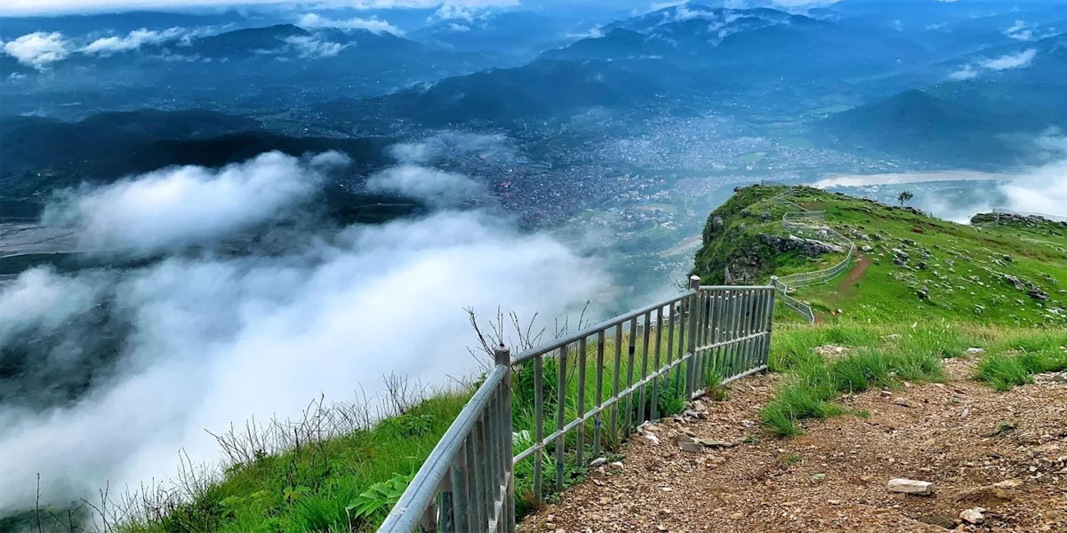 मानुङकोटमा चिसो मौसमसँगै आन्तरिक पर्यटकको चहलपहल