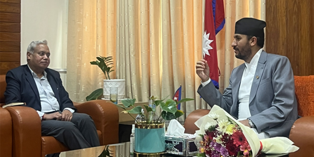 सञ्चारमन्त्री खरेल र भारतीय राजदूतबीच शिष्टाचार भेट