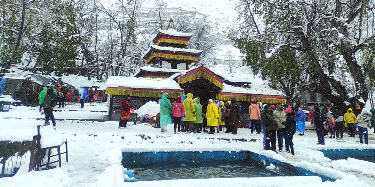 हिउँले ढाक्यो मुक्तिनाथ मन्दिर, तीर्थयात्रीलाई आवागमनमा कठिनाइ (तस्बिरहरू)