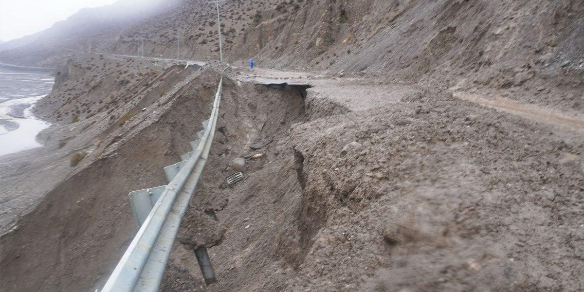 जोमसोम-कोरला सडक आधा दर्जन ठाउँमा भासियो, मुक्तिनाथ गएका तीर्थयात्रु अलपत्र
