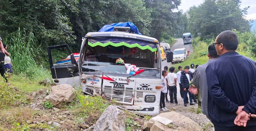 सिन्धुपाल्चोकको पाँचकिलोमा बस दुर्घटना, २० जना घाइते
