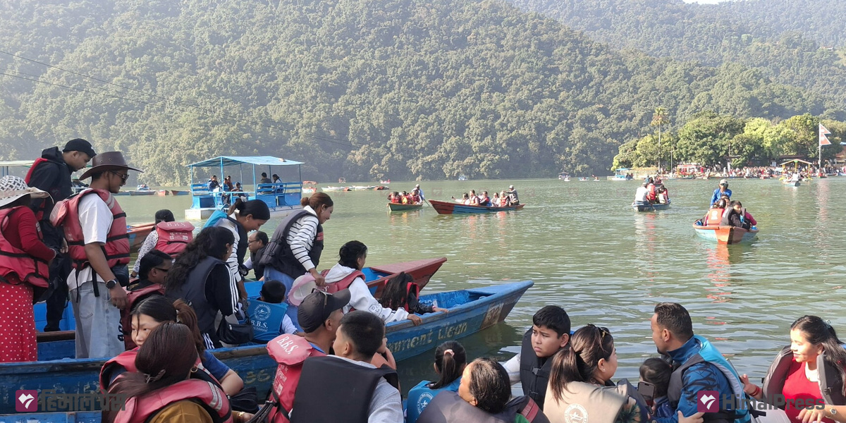 फेवातालमा रमाउँदै पर्यटक (तस्बिरहरू)