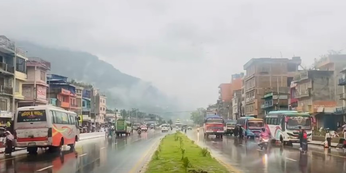 पृथ्वी राजमार्गको आँबुखैरेनीमा सवारीसाधन रोकिए