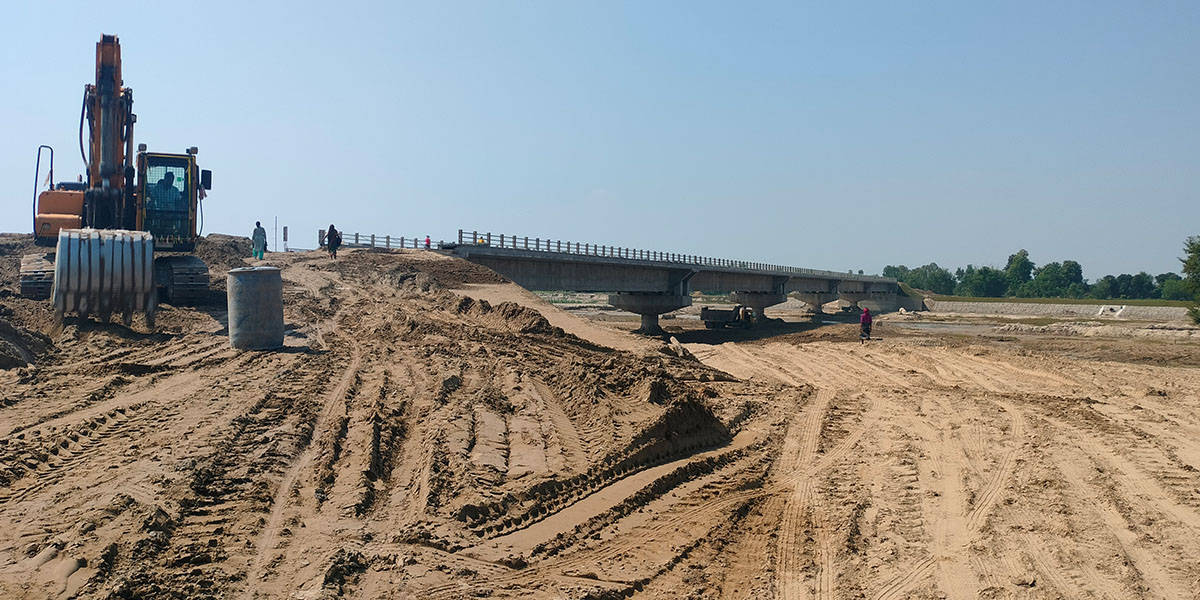 वनहरा नदीमा धमाधम पक्की पुल निर्माण हुँदै