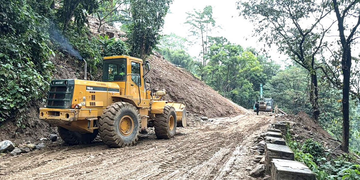 निरन्तर वर्षाले राजमार्ग अवरुद्ध, बीपी, मेची, तमोर करिडोरमा यातायात ठप्प