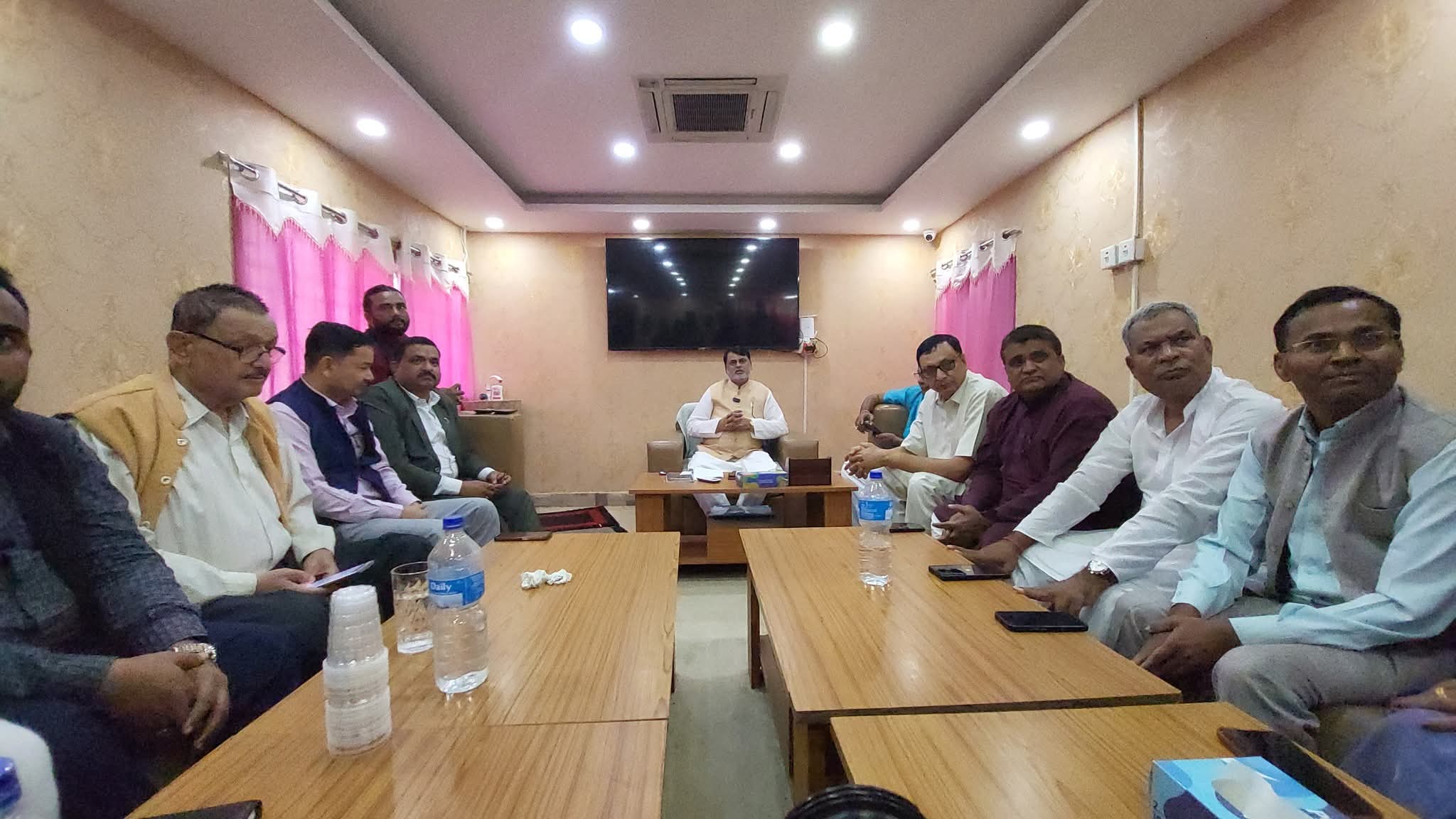 प्रदेश प्रमुखको कदमविरुद्ध विपक्षीहरू एकजुट, रणनीति बनाउन जुटे छलफलमा