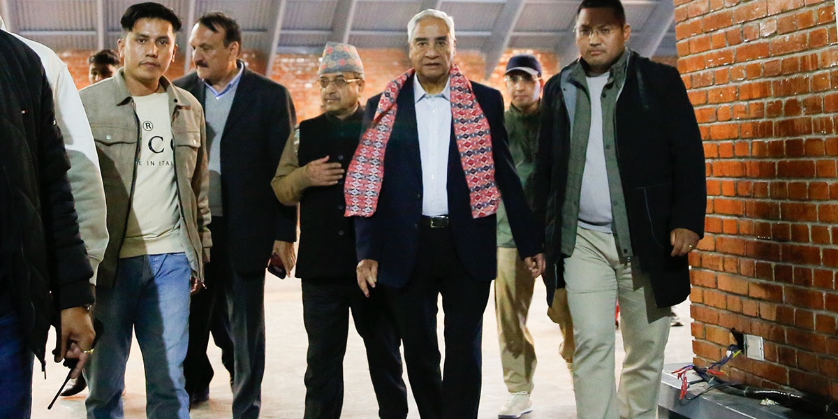 सिंहदरबारबाट फर्किए देउवा दम्पती