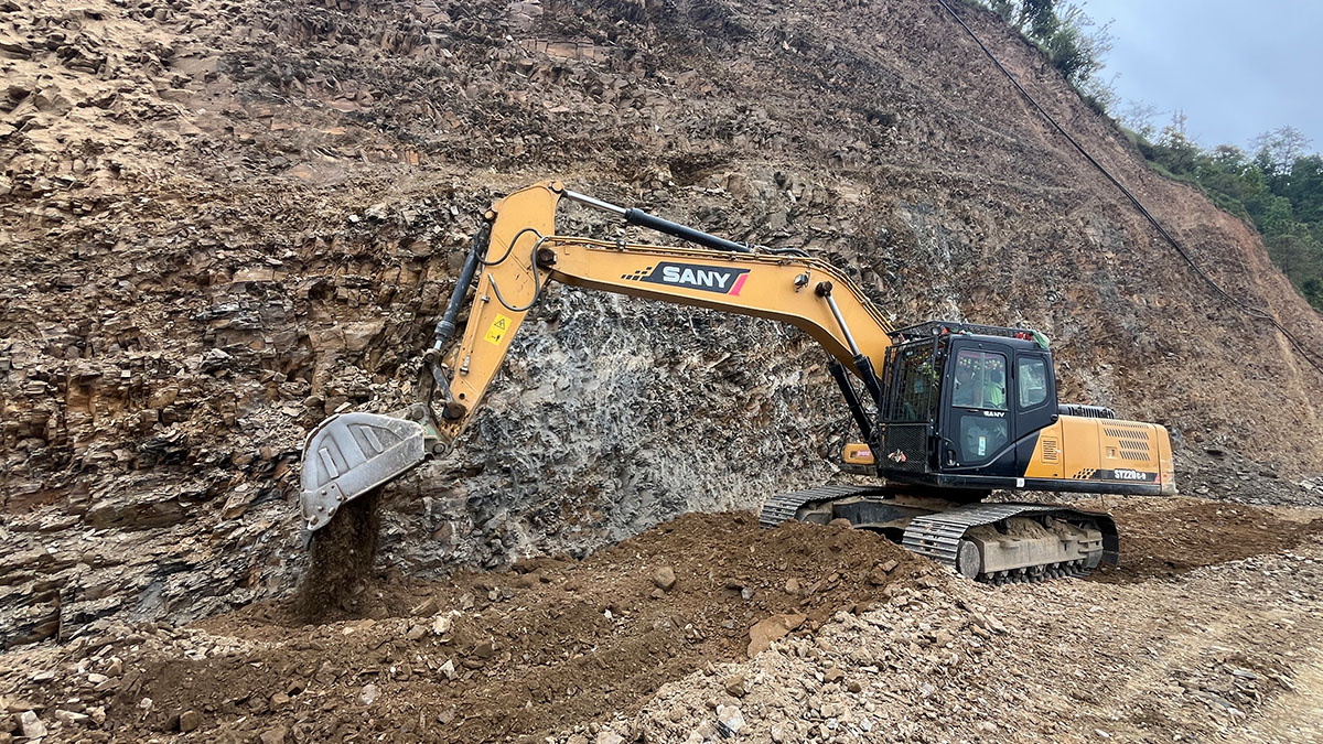 गुल्मीको आँपचौर-शान्तिपुर सडक धमाधम स्तरोन्नति हुँदै