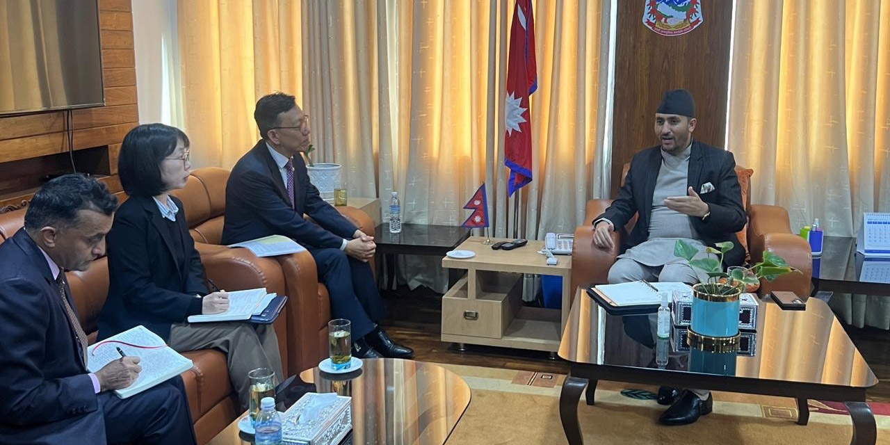 सञ्चारमन्त्री खरेल र कोरियाका राजदूत योङबीच शिष्टाचार भेट