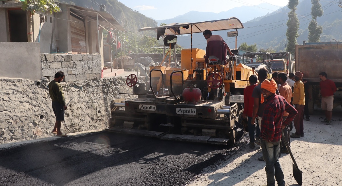मालढुंगा-बेनी सडकको लस्ती-बेनी खण्डमा कालोपत्र सुरु