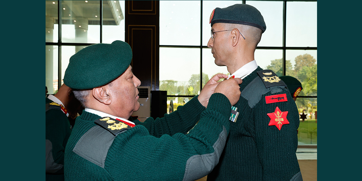 प्रधानसेनापति सिग्देलद्वारा दर्ज्यानी चिह्न प्रदान