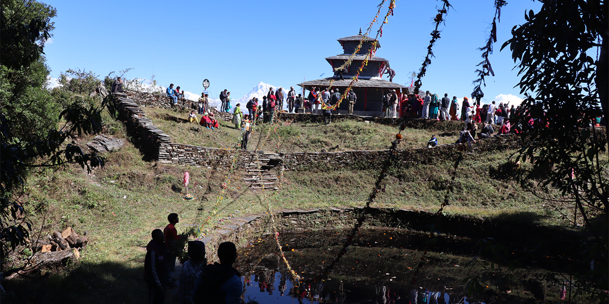 प्रकृतिलाई खुसी पार्न बराह तालमा तारियो तोरण