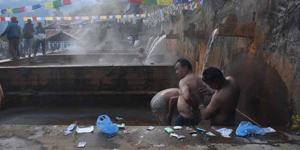 आमाछोदिङस्थित चिलिमे तातोपानीमा स्नान गर्नेको घुइँचो