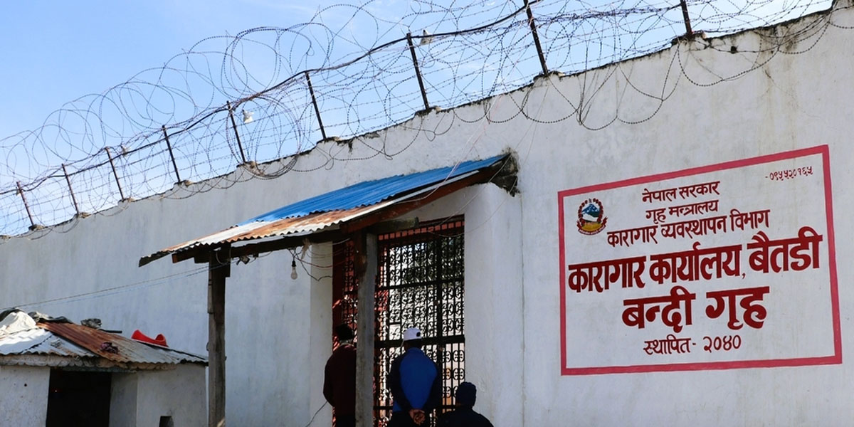 बैतडी कारागारको जीर्ण भवनबाट ५९ जना बन्दीलाई स्थानान्तरण गरियो