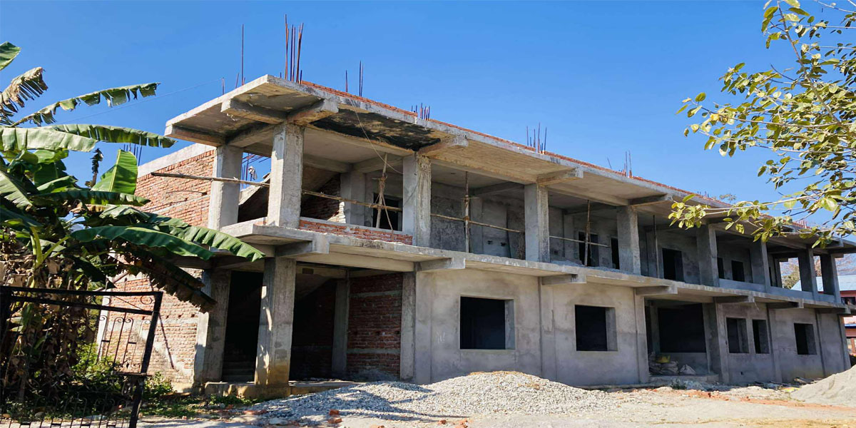 निर्माण व्यवसायीको लापरवाहीले नारायणस्थान स्वास्थ्य चौकी भवन तीन वर्षदेखि अलपत्र