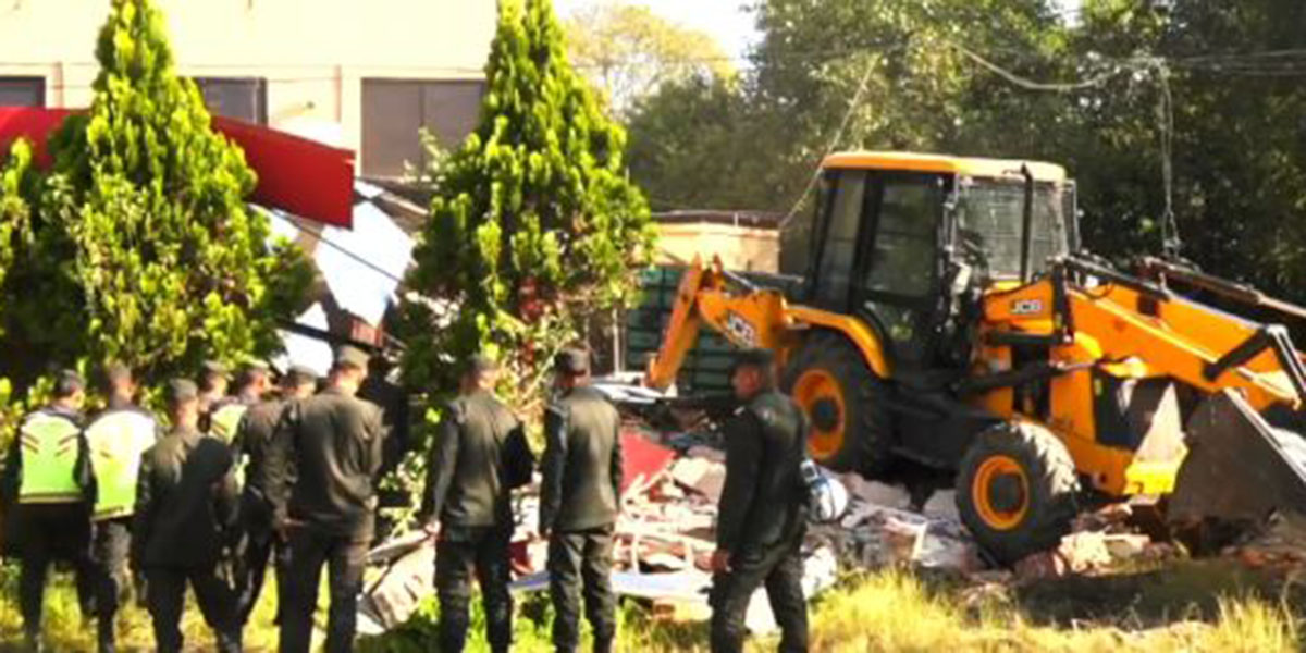 स्काउटको जग्गामा पूर्वमन्त्री खड्काले बनाएको संरचनामा चल्यो डोजर