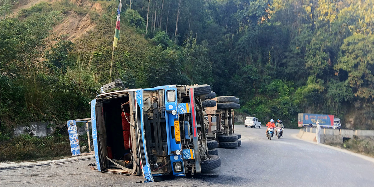 घुम्तीमा पल्टियो गाडी