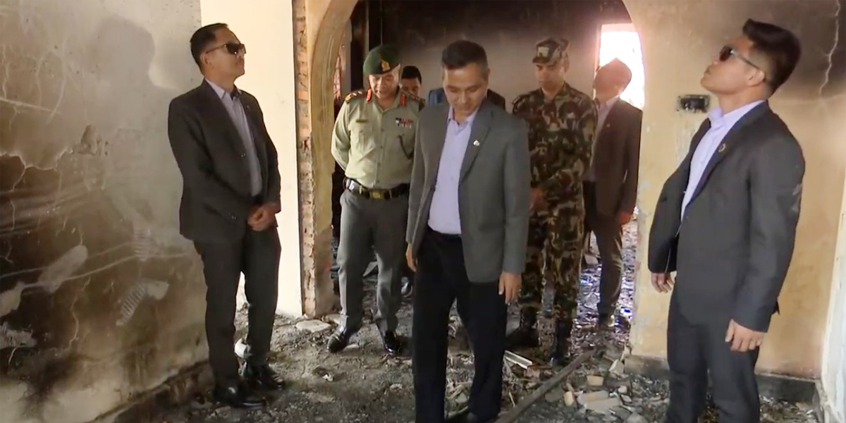 गृहमन्त्री अर्यालले गरे राष्ट्रपति पौडेलको आगजनी भएको घरको निरीक्षण