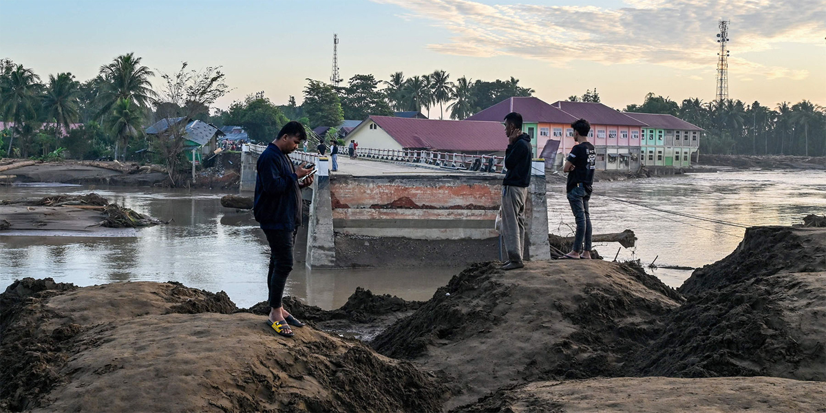 इन्डोनेसियामा बाढीका कारण चार सयबढीको मृत्यु