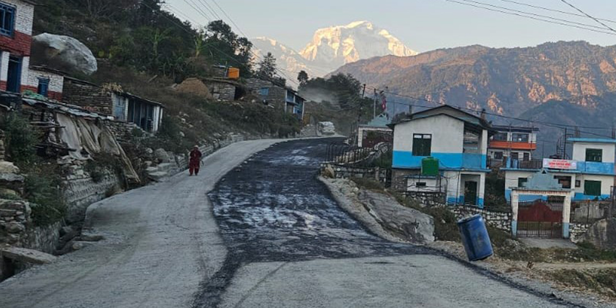 बेनी-पाखापानी सडक : किराखोर-नेप्टेचौर खण्डमा धमाधम कालोपत्र हुँदै