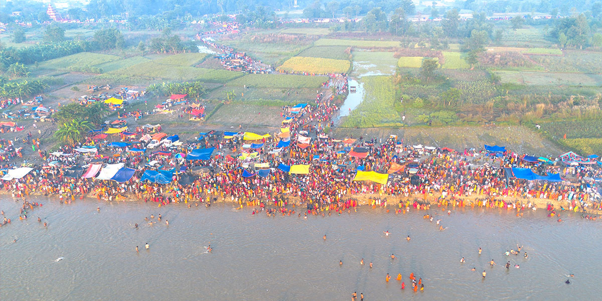 कमला नदीमा स्नान गर्ने भक्तजनको घुइँचो