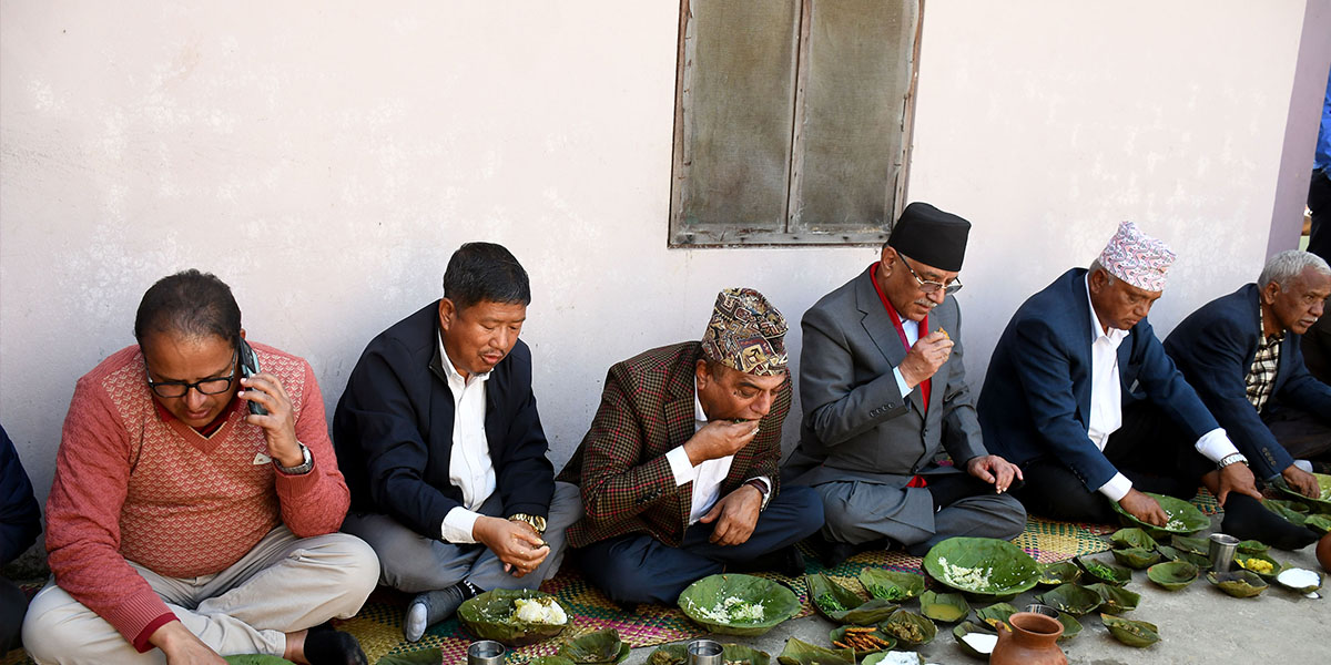 परम्परागत थारु परिकार खाँदै प्रचण्ड