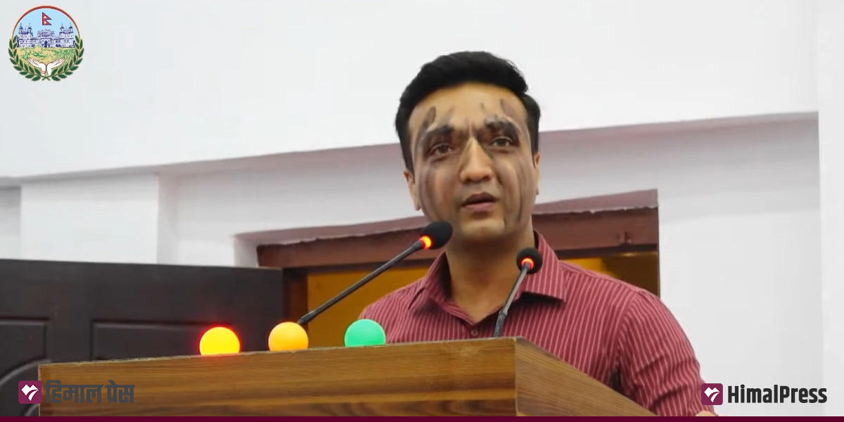 प्रदेश सांसद रहबारको ‘विद्रोह’, रोस्ट्रममै आफ्नो अनुहारमा दले कालोमोसो