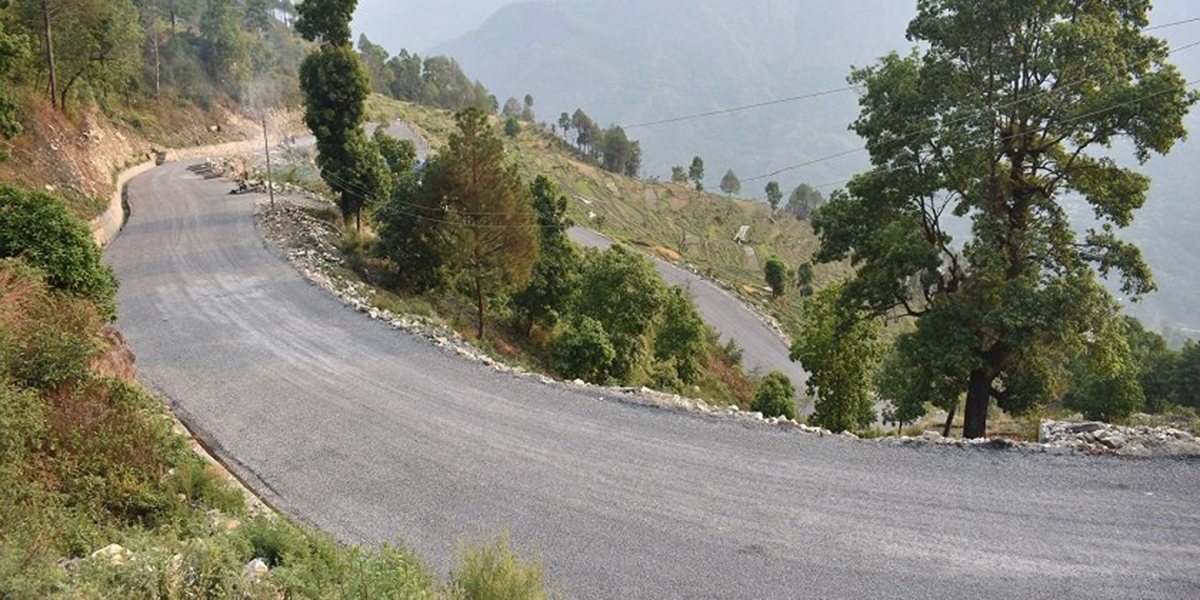 सडक बनाउन स्थानीयको दश लाख सहयोग