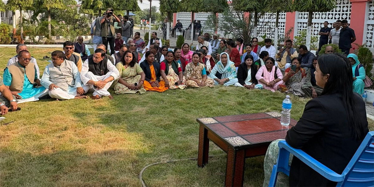 मधेशमा सात दलको प्रदर्शन, भुइँमै बसेर प्रदेशसभा बैठक सञ्चालन